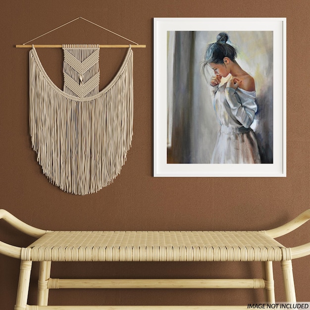 Ručne vyšívaný textil vystavený na stene